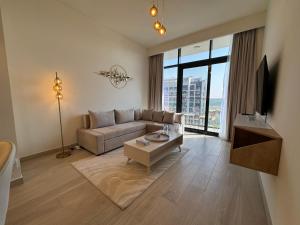 TV a/nebo společenská místnost v ubytování ASHRI luxurious apt in Meydan Riviera 44