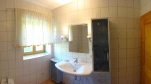 łazienka z umywalką i lustrem w obiekcie Ferienhaus Seitter w mieście Krispl