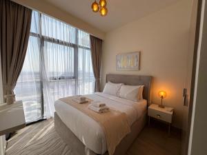 Postel nebo postele na pokoji v ubytování ASHRI luxurious apt in Meydan Riviera 44