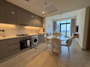 Kuchyň nebo kuchyňský kout v ubytování ASHRI luxurious apt in Meydan Riviera 44