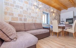 Posedenie v ubytovaní 2 Bedroom Beautiful Home In Drinovci
