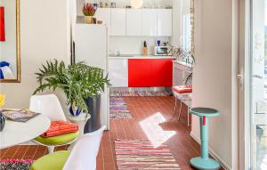 Kuchyň nebo kuchyňský kout v ubytování 2 Bedroom Stunning Home In Podpican