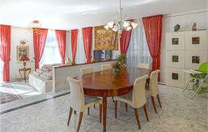 A seating area at Beautiful Home In Castiglion Fiorentino