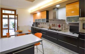 A kitchen or kitchenette at Beautiful Home In Castiglion Fiorentino