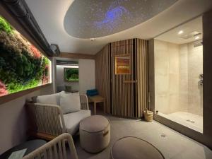 een badkamer met een stoel en een bad bij Haus Tanja in Sölden