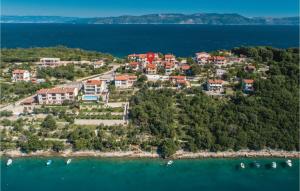widok z powietrza na ośrodek na wyspie w wodzie w obiekcie Apartment Labin Duga Luka w mieście Hrvatini