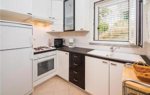 Kuchyňa alebo kuchynka v ubytovaní Apartment Rudarska + 15 fotografií