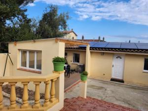 une maison avec des panneaux solaires sur le toit dans l'établissement Gite à moins de 10 minutes de la cité médiévale de Carcassonne, à Carcassonne