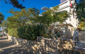 Κήπος έξω από το Cozy Apartment In Stara Novalja