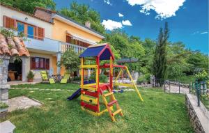 Herní místnost nebo prostor pro děti v ubytování 4 Bedroom Cozy Home In Krizisce