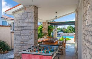 un patio con tavolo e un mucchio di lego di Four-Bedroom Holiday Home In Golubovo a Mednjan