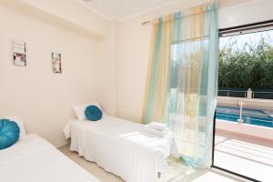 Posteľ alebo postele v izbe v ubytovaní Kronos Villas