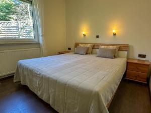 Ένα ή περισσότερα κρεβάτια σε δωμάτιο στο Benedenappartement in Winterberg met uitzicht en balkon