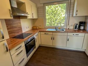 Η κουζίνα ή μικρή κουζίνα στο Benedenappartement in Winterberg met uitzicht en balkon