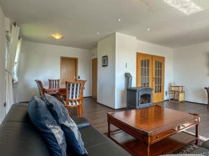 Χώρος καθιστικού στο Benedenappartement in Winterberg met uitzicht en balkon