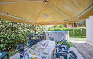 Un patio con una mesa y sillas debajo de una carpa. en Casa Nonna Dora, en Camaiore