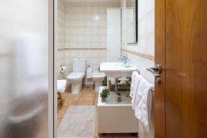 A bathroom at Casa Playa de Balares