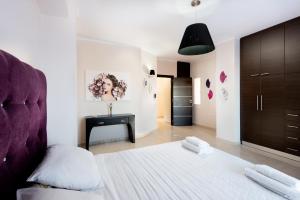 Posteľ alebo postele v izbe v ubytovaní Kronos Villas