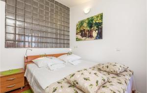 a bedroom with two beds and a painting on the wall at Amazing Apartment In Mandre With Wifi in Mandre