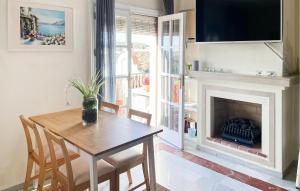 Televízia a/alebo spoločenská miestnosť v ubytovaní 2 Bedroom Lovely Apartment In Mijas