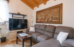 Telewizja i/lub zestaw kina domowego w obiekcie Stunning Home In Trosti
