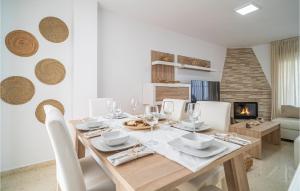 jadalnia ze stołem i krzesłami oraz kominkiem w obiekcie Nice Home In Vélez-Málaga With Wifi w mieście Vélez-Málaga