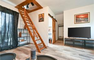 TV a/nebo společenská místnost v ubytování Lovely Home In Hrebinec With Wifi + 26 fotografií