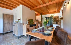 Χώρος καθιστικού στο 2 Bedroom Nice Home In Sisak