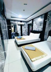 Postel nebo postele na pokoji v ubytování ARK Ampang Tesco Hotel