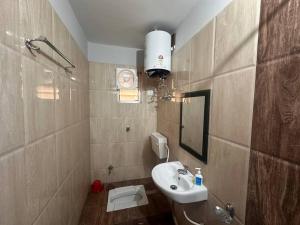 Ένα μπάνιο στο Relaxing & Spacious Homestay 3BHK, 102 +42 φωτογραφίες