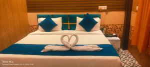 Ein Bett oder Betten in einem Zimmer der Unterkunft Hotel Ramayan Premium Best Family Hotels with Free Pickup From Ayodhya Dham Railway Station