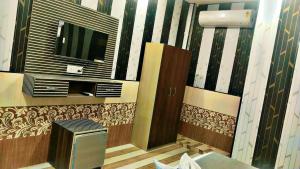 TV a/nebo společenská místnost v ubytování Hotel Ramayan Premium Best Family Hotels with Free Pickup From Ayodhya Dham Railway Station