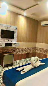 Ein Bett oder Betten in einem Zimmer der Unterkunft Hotel Ramayan Premium Best Family Hotels with Free Pickup From Ayodhya Dham Railway Station