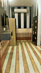 Ein Bett oder Betten in einem Zimmer der Unterkunft Hotel Ramayan Premium Best Family Hotels with Free Pickup From Ayodhya Dham Railway Station