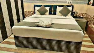 Ein Bett oder Betten in einem Zimmer der Unterkunft Hotel Ramayan Premium Best Family Hotels with Free Pickup From Ayodhya Dham Railway Station