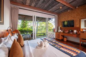 TV a/nebo společenská místnost v ubytování Munduk Heaven Luxury Villas