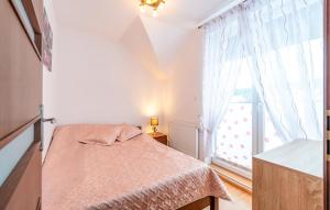 En eller flere senge i et værelse på Stunning Apartment In Zarnowska + 9 billeder
