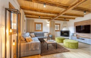 un soggiorno con un divano e un tavolo di Awesome Home In Barlete With Kitchen a Barlete