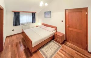 Ένα ή περισσότερα κρεβάτια σε δωμάτιο στο 1 Bedroom Awesome Apartment In Kukci +9 φωτογραφίες