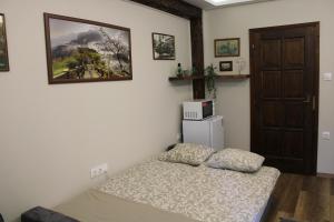 a bedroom with a bed and a picture on the wall at Pálma Apartmanok Szálláshely Százhalombatta 3a in Százhalombatta