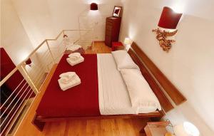 Postel nebo postele na pokoji v ubytování 1 Bedroom Beautiful Apartment In Firenze