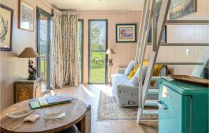 un soggiorno con letto a castello e tavolo di Nice Home In Morainville Jouvaux a Morainville-près-Lieurey