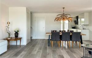 Dapur atau dapur kecil di Stunning Home In Wieringerwerf