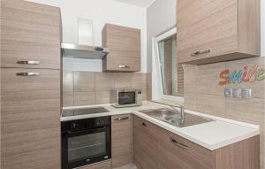 Dapur atau dapur kecil di Beautiful Apartment In Sibenik