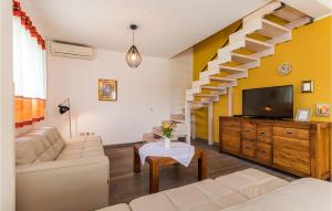 Televisyen dan/atau pusat hiburan di Lovely Home In Kastel With Wifi