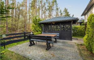 einen Pavillon mit einem Holztisch und einer Bank in der Unterkunft 1 Bedroom Nice Apartment In Debina in Debina