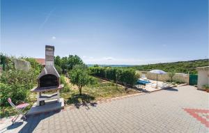 Casa con patio de ladrillo con chimenea en Beautiful Apartment In Vrana With Wifi, en Vrana