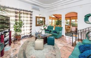 Khu vực ghế ngồi tại Lovely Home In Rogoznica With Jacuzzi