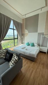 Un dormitorio grande con una cama y un sofá. en Dwin Studio Suites Imperium Residence Kuantan, en Kuantan