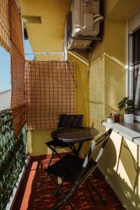 a patio with a table and chairs on a balcony at Studio apartman Ars libri in Đakovo